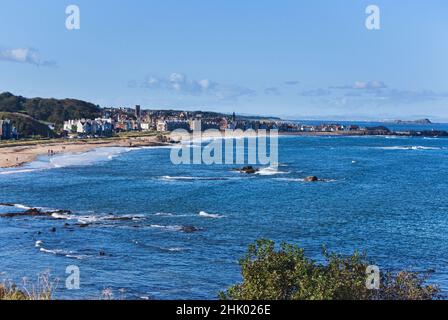 North Berwick Beach, en regardant vers l'ouest sur la baie de Milsey, North Berwick et East Beach depuis le parking de Haugh Road. Banque D'Images