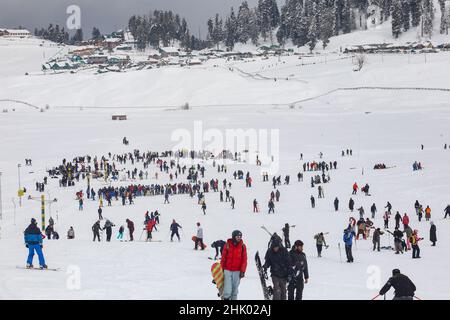 Srinagar, Inde.25th janvier 2022.Les skieurs descendent une pente dans une station de ski de renommée mondiale à Gulmarg, à environ 55 km au nord de la ville de Srinagar en Inde.(Photo de Sajad Hameed/Pacific Press) crédit: Pacific Press Media production Corp./Alay Live News Banque D'Images