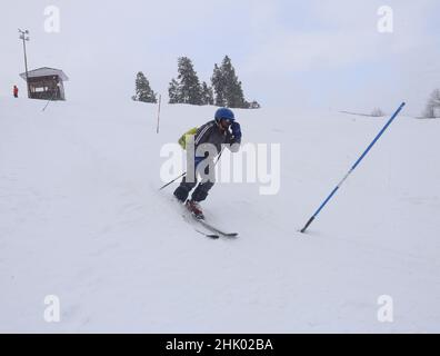 Srinagar, Inde.25th janvier 2022.Les skieurs descendent une pente dans une station de ski de renommée mondiale à Gulmarg, à environ 55 km au nord de la ville de Srinagar en Inde.(Photo de Sajad Hameed/Pacific Press) crédit: Pacific Press Media production Corp./Alay Live News Banque D'Images