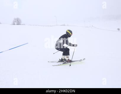 Srinagar, Inde.25th janvier 2022.Les skieurs descendent une pente dans une station de ski de renommée mondiale à Gulmarg, à environ 55 km au nord de la ville de Srinagar en Inde.(Photo de Sajad Hameed/Pacific Press) crédit: Pacific Press Media production Corp./Alay Live News Banque D'Images