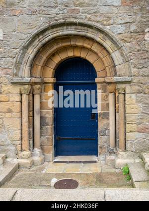 La porte ronde normande voûtée dans la tour de l'église Sainte Marie à Masham, dans le Yorkshire du Nord Banque D'Images