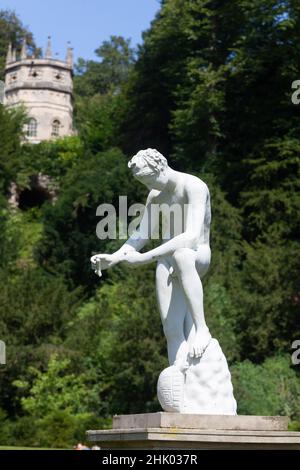 Statue de Galen devant la tour Octagon au jardin aquatique royal de Studley Banque D'Images