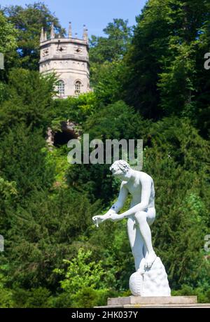 Statue de Galen devant la tour Octagon au jardin aquatique royal de Studley Banque D'Images