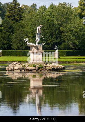 Statue de Neptune au centre de l'étang de la Lune au jardin aquatique royal de Studley Banque D'Images