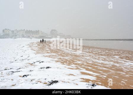 Marche sur Margate main Sands dans la neige, Margate, Kent Banque D'Images