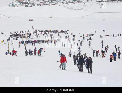 Srinagar, Inde.25th janvier 2022.Les skieurs descendent une pente dans une station de ski de renommée mondiale à Gulmarg, à environ 55 km au nord de la ville de Srinagar en Inde.(Credit image: © Sajad Hameed/Pacific Press via ZUMA Press Wire) Banque D'Images