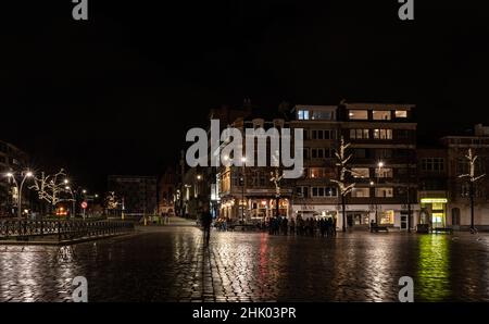 Louvain, région du Brabant flamand, Belgique - 01 29 2022: La place historique de Ladeuze la nuit avec des personnes qui marchent au-dessus des pierres de galets Banque D'Images