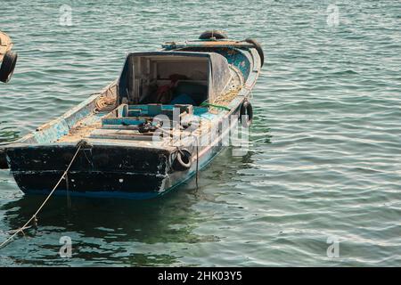 Bateau de pêcheur unique, petit bois fait de bateau naviguant dans l'eau de bosporus à istanbul. Banque D'Images