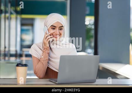 Lieu de travail extérieur, entrepreneur indépendant moderne ou femme d'affaires travaille en ville avec la technologie Banque D'Images