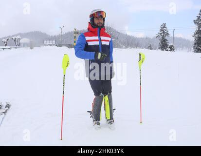 Srinagar, Inde.25th janvier 2022.Le skieur indien Arif Mohammad Khan photographié lors d'une séance d'entraînement dans une station de ski de renommée mondiale à Gulmarg, à environ 55 km au nord de la ville de Srinagar, en Inde.Mohammad Arif Khan est devenu le premier athlète de l'Inde à gagner une place de quota pour les Jeux Olympiques d'hiver de Beijing 2022 dans le slalom événement en ski alpin.(Credit image: © Sajad Hameed/Pacific Press via ZUMA Press Wire) Banque D'Images