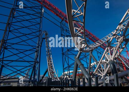 Icône à Pleasure Beach Blackpool Testing avant qu'il ait été ouvert au public, moins la voiture avant ou zéro et avec les nuls de l'eau, Mack manèges Coaster Banque D'Images