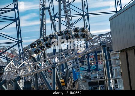 Icône à Pleasure Beach Blackpool Testing avant qu'il ait été ouvert au public, moins la voiture avant ou zéro et avec les nuls de l'eau, Mack manèges Coaster Banque D'Images