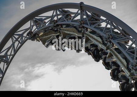 Icône à Pleasure Beach Blackpool Testing avant qu'il ait été ouvert au public, moins la voiture avant ou zéro et avec les nuls de l'eau, Mack manèges Coaster Banque D'Images