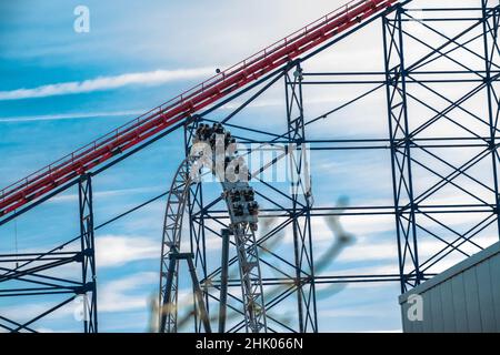 Icône à Pleasure Beach Blackpool Testing avant qu'il ait été ouvert au public, moins la voiture avant ou zéro et avec les nuls de l'eau, Mack manèges Coaster Banque D'Images