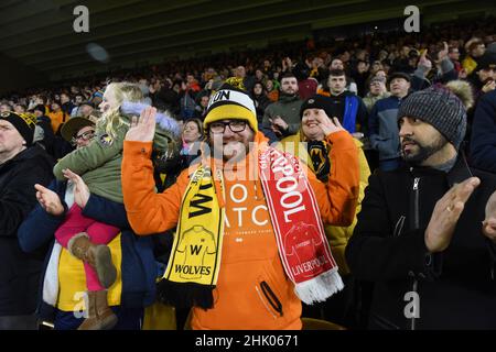 Fan de football portant le double foulard Wolverhampton Wanderers / Liverpool au stade Molineux 07/01/2019 - FA Cup 3rd ronde Banque D'Images