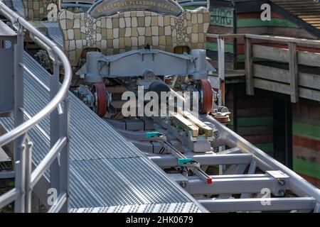 Icône à Pleasure Beach Blackpool Testing avant qu'il ait été ouvert au public, moins la voiture avant ou zéro et avec les nuls de l'eau, Mack manèges Coaster Banque D'Images