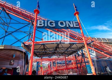 Images grand angle de haute qualité de Blackpool Pleasure Beach, y compris The Big One, Sky Force, Big Dipper et Burger King Banque D'Images