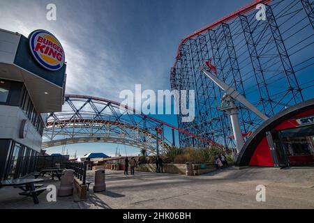 Images grand angle de haute qualité de Blackpool Pleasure Beach, y compris The Big One, Sky Force, Big Dipper et Burger King Banque D'Images