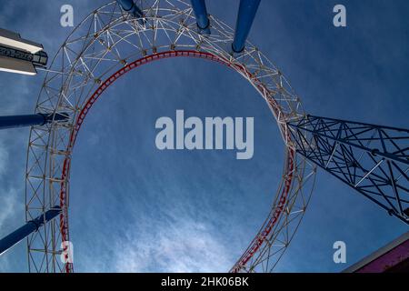 Images grand angle de haute qualité de Blackpool Pleasure Beach, y compris The Big One, Sky Force, Big Dipper et Burger King Banque D'Images