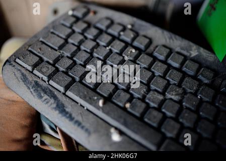 Poussière sur un vieux clavier sale. Banque D'Images