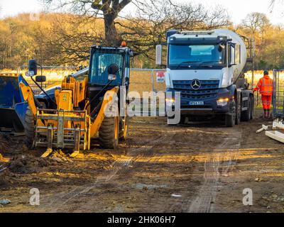 Un mélange de béton prêt à l'emploi sur un petit chantier de construction d'école Banque D'Images