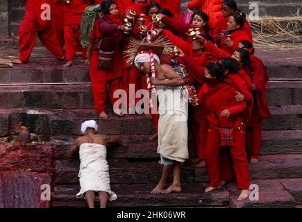 Katmandou, ne, Népal.1st févr. 2022.Les adeptes hindous népalais se rassemblent sur les rives de la rivière Bagmati, près du temple de Pashupatinath, lors du festival Narayan de Madhav, à Katmandou, au Népal.(Image de crédit : © Aryan Dhimal/ZUMA Press Wire) Banque D'Images