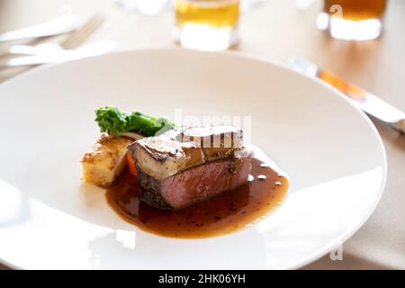 Foie gras au-dessus du bœuf sauté Banque D'Images