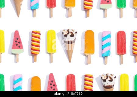 Collection de différents popsicles colorés et crème glacée sur fond blanc.Composition de la pose à plat. Banque D'Images