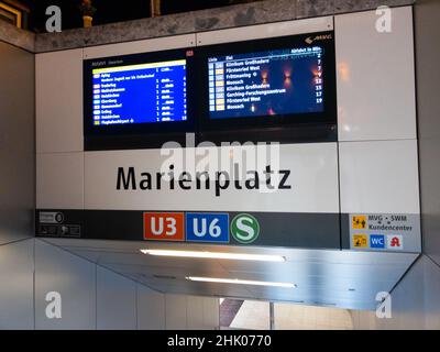 Munich, Allemagne - DEC 09 2019 : horaires du métro Marienplatz avec entrée des lignes U3 U6 et S. Banque D'Images