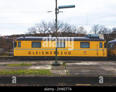 Stuttgart, Allemagne - DEC 08 2019 : locomotive Gleismesszug sur rails à la gare Hbf de Stuttgart Banque D'Images