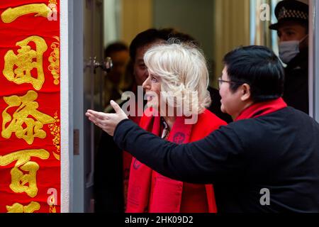 Londres, Royaume-Uni.1 février 2022.La duchesse de Cornwall quitte le Centre d'information et de conseils chinois lors d'une visite à Chinatown pour célébrer le nouvel an lunaire, l'année du tigre.Credit: Stephen Chung / Alamy Live News Banque D'Images