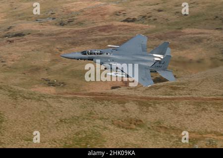 McDonnell Douglas F-15E Strike Eagle, formation en vol de bas niveau au pays de Galles, LFA7 Mach Loop Banque D'Images