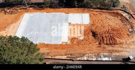 Dalle de béton sur le terrain de terre pour la construction d'une nouvelle maison Banque D'Images