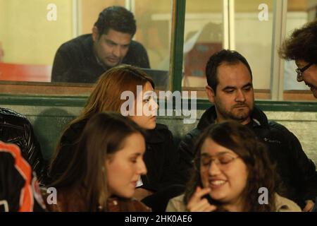 Yuridia ou Yuridia Gaxiola avec compagnie dans les sièges du stade de baseball Hector Espino pour regarder les Naranjeros de Hermosllo jouer en 2013. (Photo de Luis Gutierrez / NortePhoto) Yuridia o Yuridia Gaxiola con compañia en las butacas del estadio de beisbol Hector Espino para ver jugar a los Naranjeros de Hermosllo el 2013.(photo de Luis Gutierrez/NortePhoto) Banque D'Images
