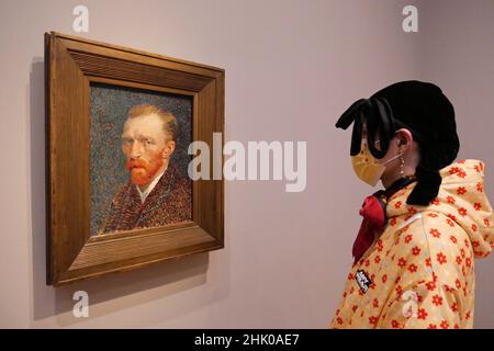 C'est la première fois que la totalité de l'art de l'auto-portrait-portrait de Van Gogh est explorée dans une exposition et c'est le plus grand groupe à être réuni en plus de 25 ans. À côté de 16 autoportraits ,L'exposition présente deux peintures majeures qui ont joué un rôle important dans la mise en page de sa propre image par Van Gogh .Le président de Van Gogh , décrit par l'artiste comme symbolique ( autoportrait ). Et Portrait d'Eugene Boch , un portrait de son ami dans lequel Van Gogh a cherché à transmettre ses idéaux artistiques .Ouvert au public du 3 février 2022 au 8 mai 2022 . Banque D'Images