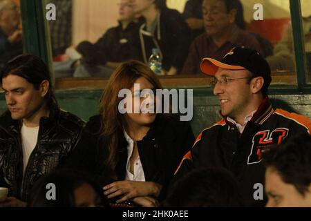 Yuridia ou Yuridia Gaxiola avec compagnie dans les sièges du stade de baseball Hector Espino pour regarder les Naranjeros de Hermosllo jouer en 2013. (Photo de Luis Gutierrez / NortePhoto) Yuridia o Yuridia Gaxiola con compañia en las butacas del estadio de beisbol Hector Espino para ver jugar a los Naranjeros de Hermosllo el 2013.(photo de Luis Gutierrez/NortePhoto) Banque D'Images
