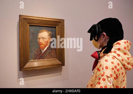 C'est la première fois que la totalité de l'art de l'auto-portrait-portrait de Van Gogh est explorée dans une exposition et c'est le plus grand groupe à être réuni en plus de 25 ans. À côté de 16 autoportraits ,L'exposition présente deux peintures majeures qui ont joué un rôle important dans la mise en page de sa propre image par Van Gogh .Le président de Van Gogh , décrit par l'artiste comme symbolique ( autoportrait ). Et Portrait d'Eugene Boch , un portrait de son ami dans lequel Van Gogh a cherché à transmettre ses idéaux artistiques .Ouvert au public du 3 février 2022 au 8 mai 2022 . Banque D'Images