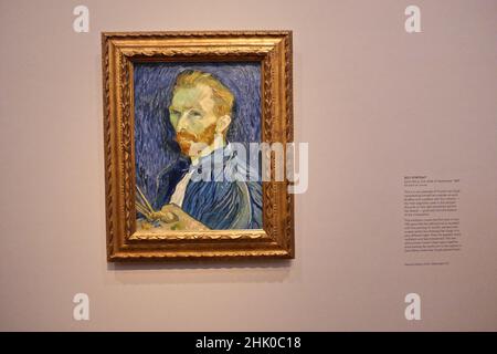 C'est la première fois que la totalité de l'art de l'auto-portrait-portrait de Van Gogh est explorée dans une exposition et c'est le plus grand groupe à être réuni en plus de 25 ans. À côté de 16 autoportraits ,L'exposition présente deux peintures majeures qui ont joué un rôle important dans la mise en page de sa propre image par Van Gogh .Le président de Van Gogh , décrit par l'artiste comme symbolique ( autoportrait ). Et Portrait d'Eugene Boch , un portrait de son ami dans lequel Van Gogh a cherché à transmettre ses idéaux artistiques .Ouvert au public du 3 février 2022 au 8 mai 2022 . Banque D'Images