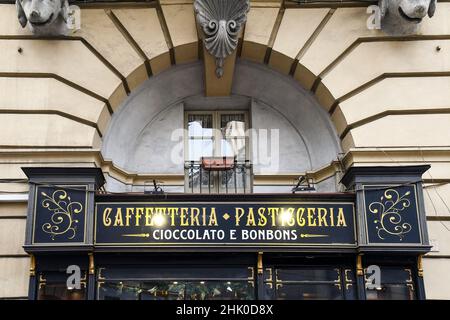 Détail du signe d'une boutique de café et de chocolat dans le centre historique de Turin, Piémont, Italie Banque D'Images