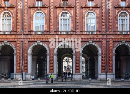 Façade intérieure et cour du Palazzo Carignano (17th siècle), un bâtiment historique de Guarino Guarini, Turin, Piémont, Italie Banque D'Images