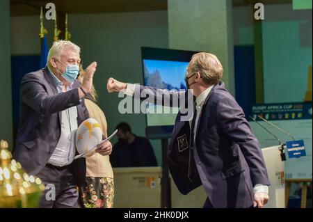 Renaud Muselier (Président de la région Sud) vu faire un chèque à Claude Atcher (Directeur général de France 2023) lors de son arrivée à la conférence.Renaud Muselier, Président de la région Sud (Provence, Alpes, Côte d'Azur) lance officiellement la coupe de rugby d'Afrique 2022 qui aura lieu en juillet 2022.Les matchs de ce tournoi se tiendront à Marseille et Aix-en-Provence du 01 au 10 juillet 2022.Le gagnant sera qualifié pour la coupe du monde de rugby 2023 dans le pool A qui est composé de la France, de la Nouvelle-Zélande, de l'Italie et de l'Uruguay.(Photo de Laurent Coust/SOPA Images/Sipa USA) Banque D'Images