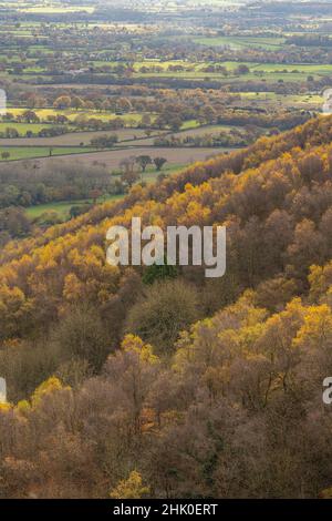 En regardant vers le sud le long du flanc est des collines de Malvern, le jour de l'automne. Banque D'Images