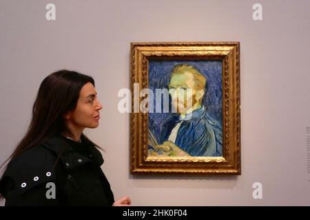 C'est la première fois que la totalité de l'art de l'auto-portrait-portrait de Van Gogh est explorée dans une exposition et c'est le plus grand groupe à être réuni en plus de 25 ans. À côté de 16 autoportraits ,L'exposition présente deux peintures majeures qui ont joué un rôle important dans la mise en page de sa propre image par Van Gogh .Le président de Van Gogh , décrit par l'artiste comme symbolique ( autoportrait ). Et Portrait d'Eugene Boch , un portrait de son ami dans lequel Van Gogh a cherché à transmettre ses idéaux artistiques .Ouvert au public du 3 février 2022 au 8 mai 2022 . Banque D'Images