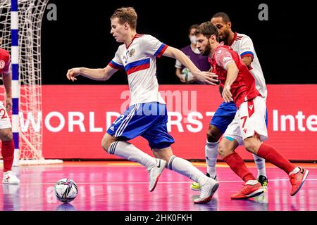 AMSTERDAM, PAYS-BAS - FÉVRIER 1 : Anton Sokolov, de Russie, Shota Tophuria, de Géorgie, lors du match de quarts de finale de l'Euro 2022 du Futsal masculin entre la Russie et la Géorgie au Ziggo Dome, le 1 février 2022 à Amsterdam, pays-Bas (photo de Jeroen Meuwsen/Orange Pictures) Banque D'Images