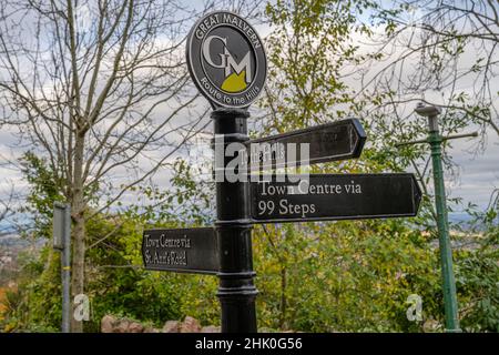 Panneau indiquant des chemins dans les collines de Malvern au-dessus de Great Malvern Banque D'Images