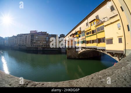 Florence, Italie.Janvier 2022. Vue imprenable sur le pont Ponte Vecchio dans le centre historique de la ville Banque D'Images