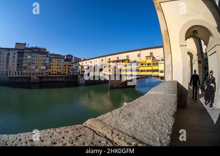 Florence, Italie.Janvier 2022. Vue imprenable sur le pont Ponte Vecchio dans le centre historique de la ville Banque D'Images