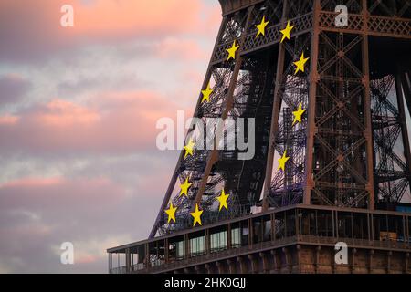 Étoiles de l'Union européenne sur la Tour Eiffel à Paris Banque D'Images