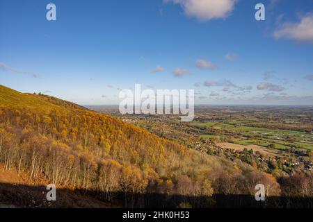 En regardant vers le nord le long du flanc est des collines de Malvern le jour de l'automne. Banque D'Images