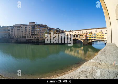 Florence, Italie.Janvier 2022. Vue imprenable sur le pont Ponte Vecchio dans le centre historique de la ville Banque D'Images